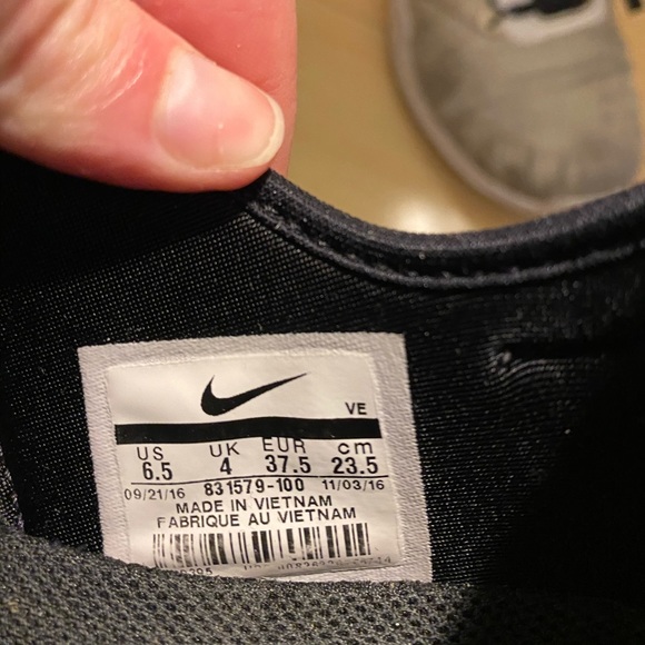 nike running shoes. size 6.5 - Picture 3 of 3
